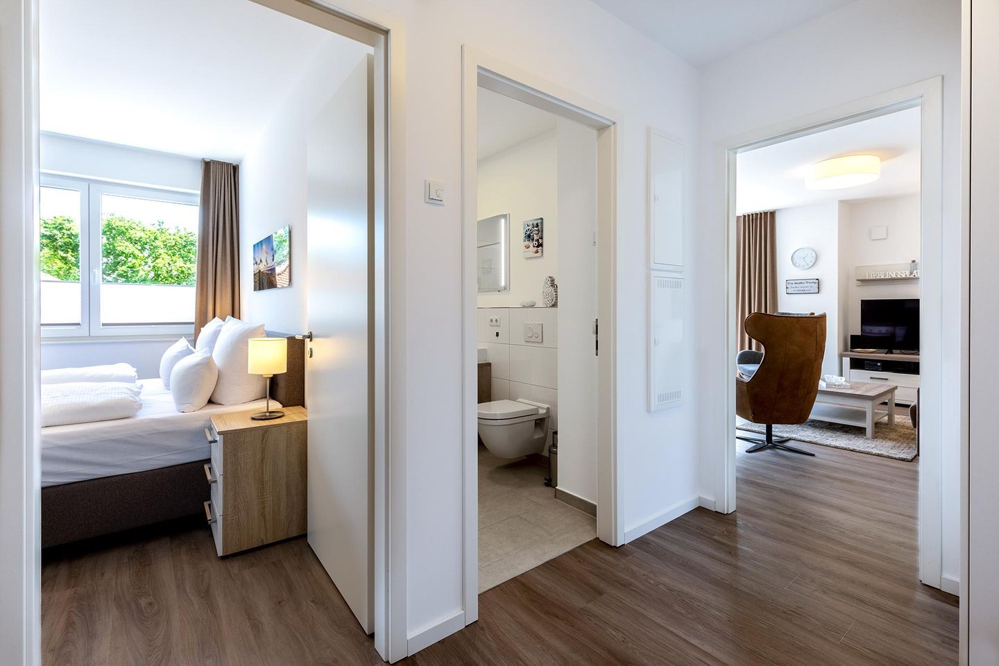 Aparthotel Ostseeallee Aparthotel Ostseeallee 4-37 Boltenhagen - Flur mit Zugang zum Schlaf-/,Bade-/und Wohnbereich