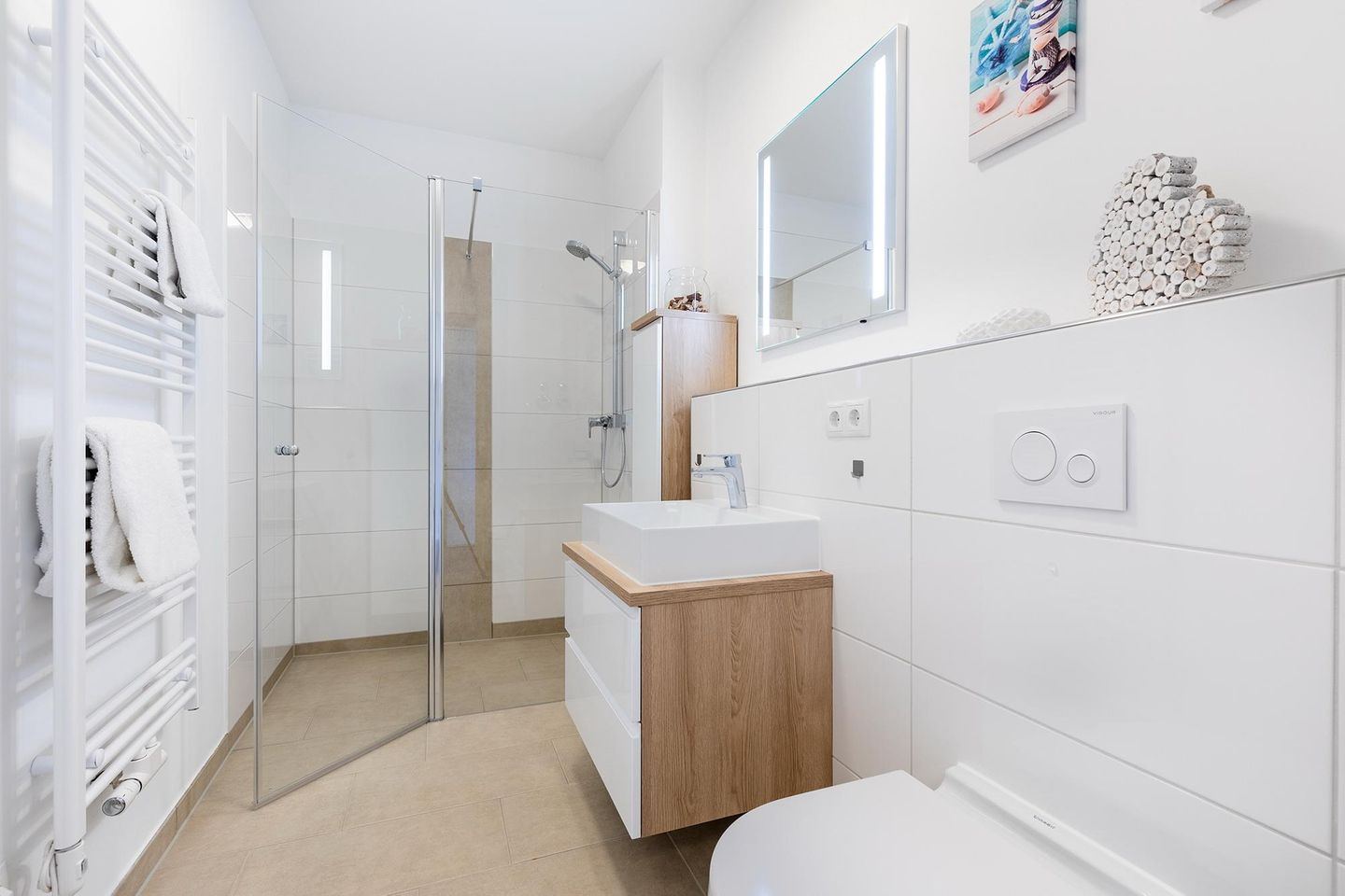 Aparthotel Ostseeallee Aparthotel Ostseeallee 4-37 Boltenhagen - Badezimmer mit Dusche, Waschtisch, Spiegel und WC