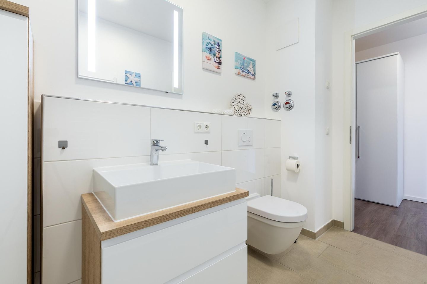 Aparthotel Ostseeallee Aparthotel Ostseeallee 4-37 Boltenhagen - Badezimmer mit Waschtisch, Spiegel und WC