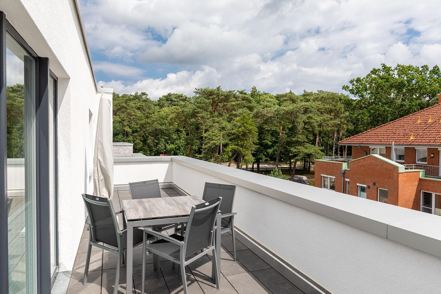 Aparthotel Ostseeallee Aparthotel Ostseeallee 4-37 Boltenhagen - Dachterrasse mit Tisch und Sitzgelegenheiten