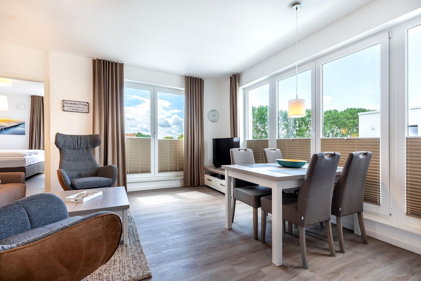 Aparthotel Ostseeallee Aparthotel Ostseeallee 4-38 Boltenhagen - Wohn-/Essbereich mit Esstisch, Sitzgelegenheiten und Zugang zur Dachterrasse