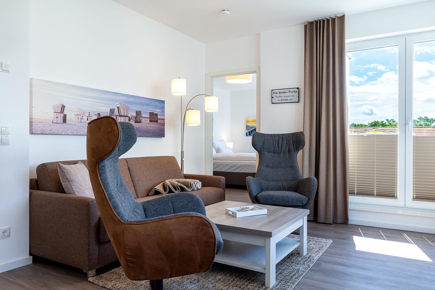 Aparthotel Ostseeallee Aparthotel Ostseeallee 4-38 Boltenhagen - Wohn-/Essbereich mit Doppelschlafcouch, Couchtisch, Sessel und Zugang zur Dachterrasse