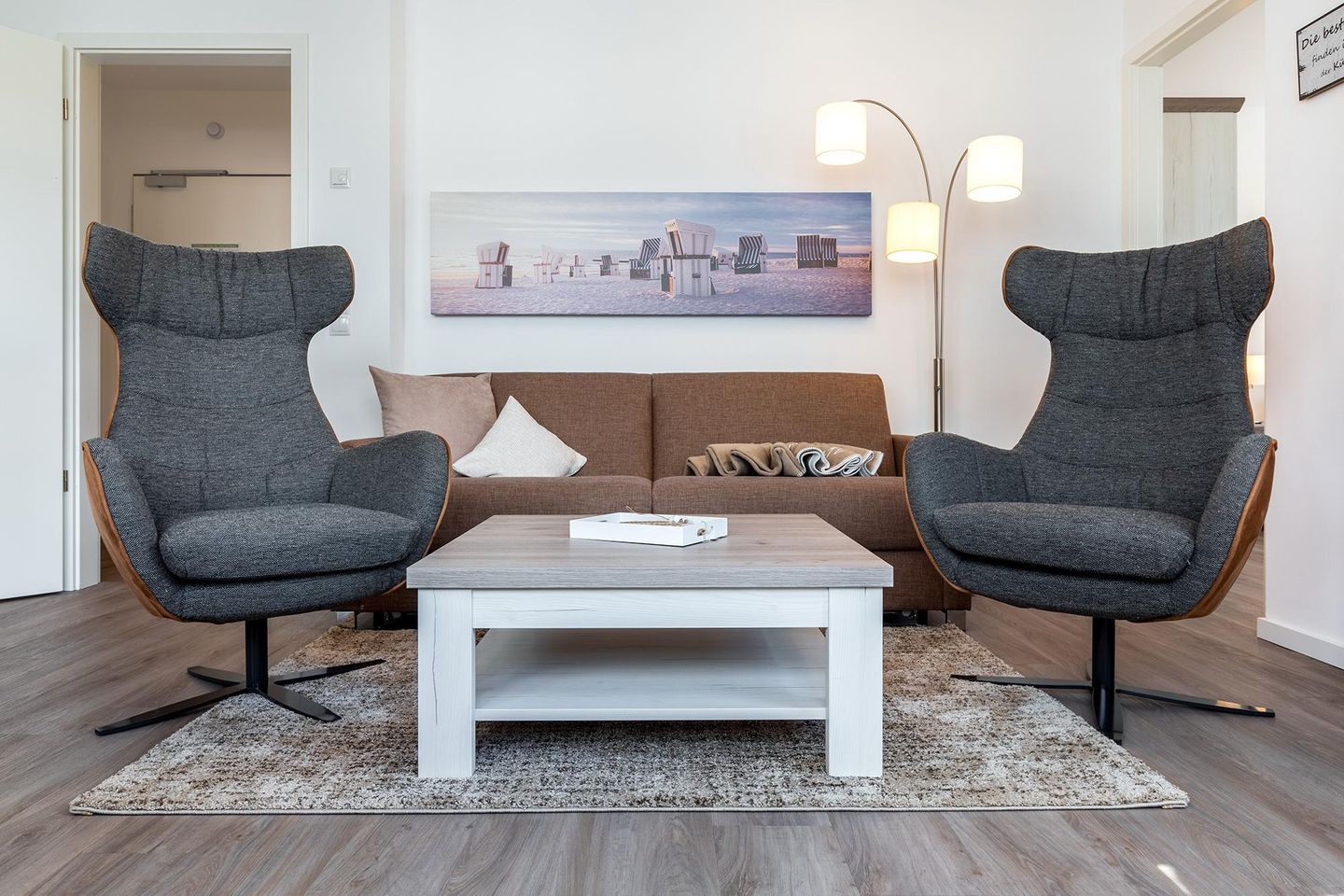 Aparthotel Ostseeallee Aparthotel Ostseeallee 4-38 Boltenhagen - Wohn-/Essbereich mit Doppelschlafcouch, Couchtisch und Sessel