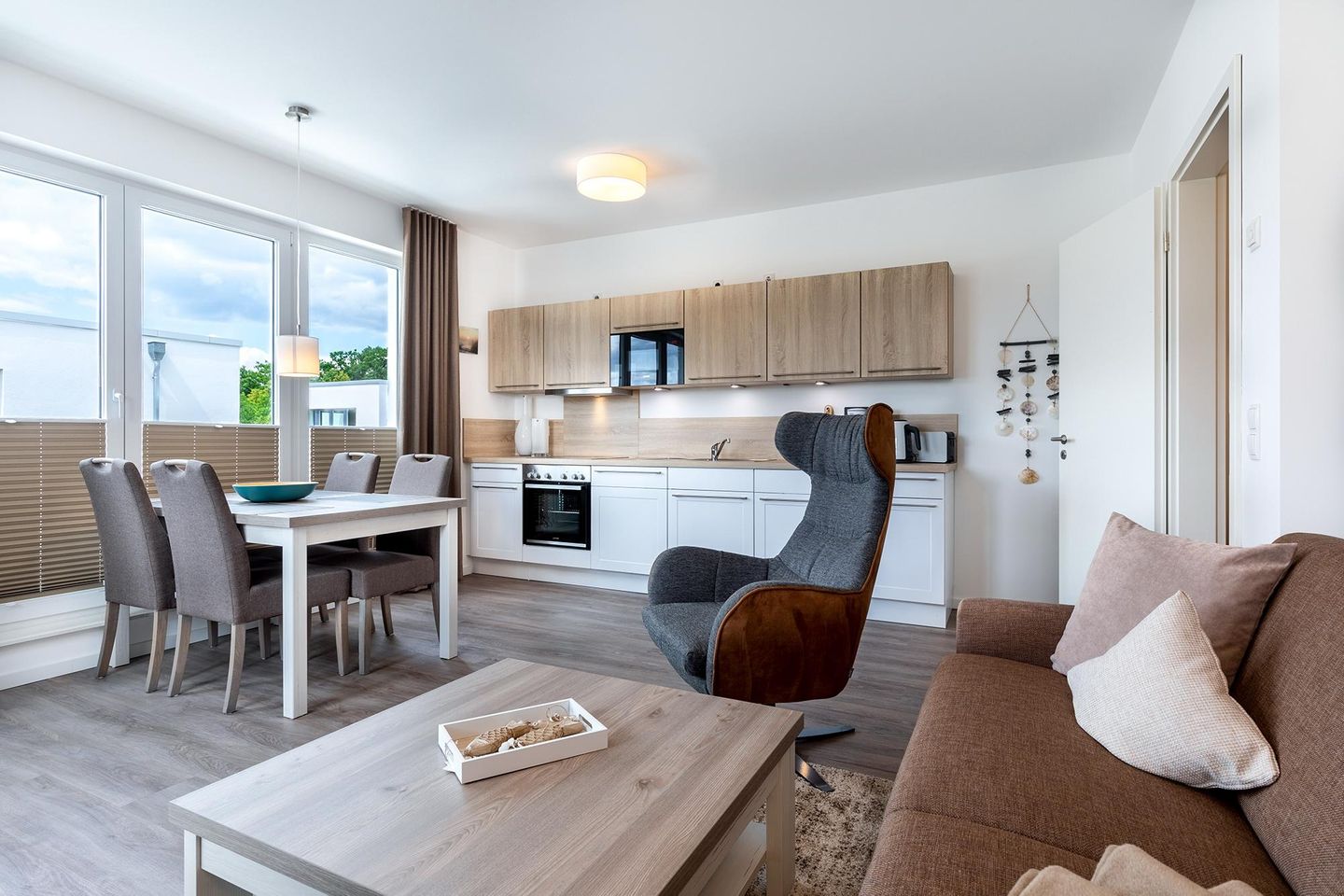 Aparthotel Ostseeallee Aparthotel Ostseeallee 4-38 Boltenhagen - Wohn-/Essbereich mit Sitzgelegenheiten und Küchenzeile