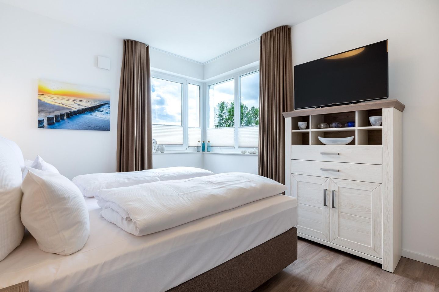 Aparthotel Ostseeallee Aparthotel Ostseeallee 4-38 Boltenhagen - Schlafzimmer mit Boxspringbett (1,80 x 2,00 m), Kommode und TV