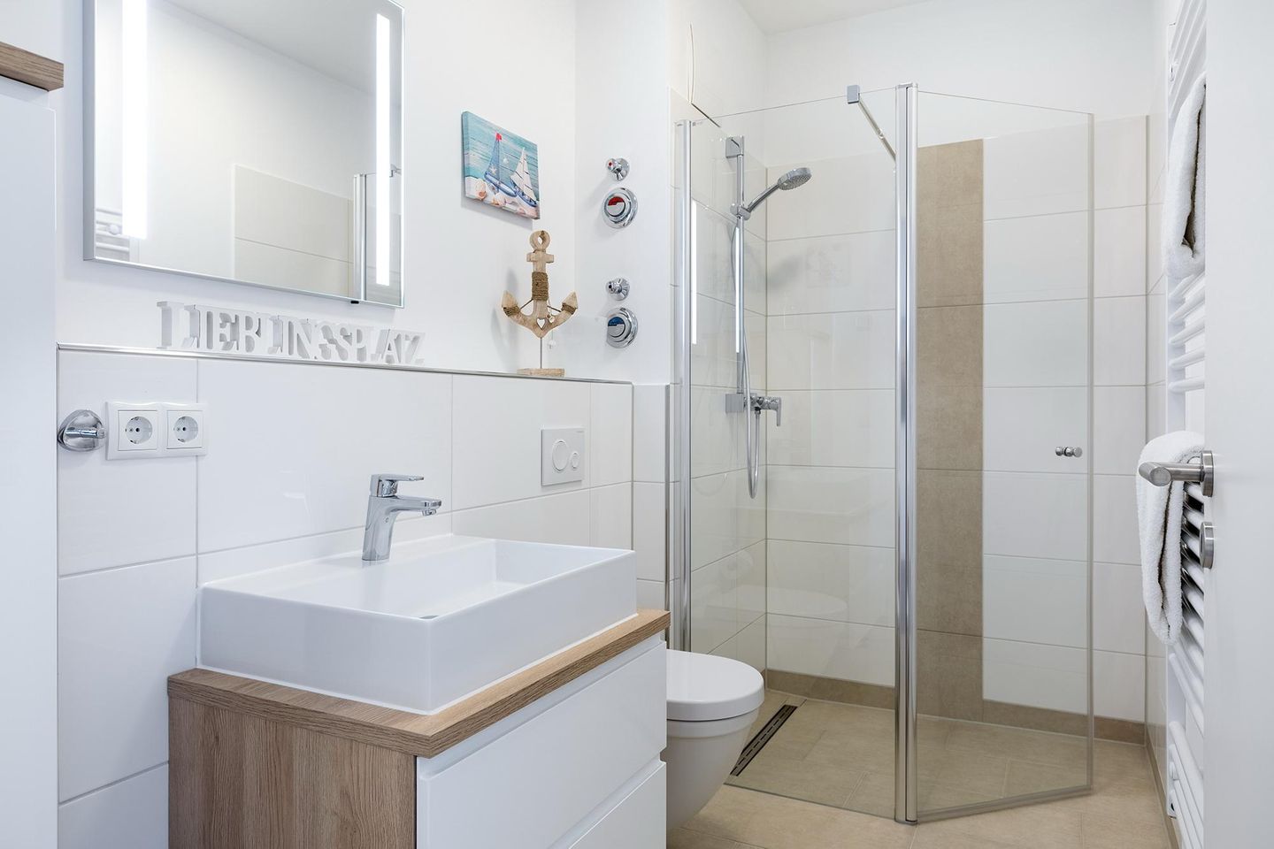 Aparthotel Ostseeallee Aparthotel Ostseeallee 4-38 Boltenhagen - Badezimmer mit Dusche, Waschtisch, Spiegel und WC