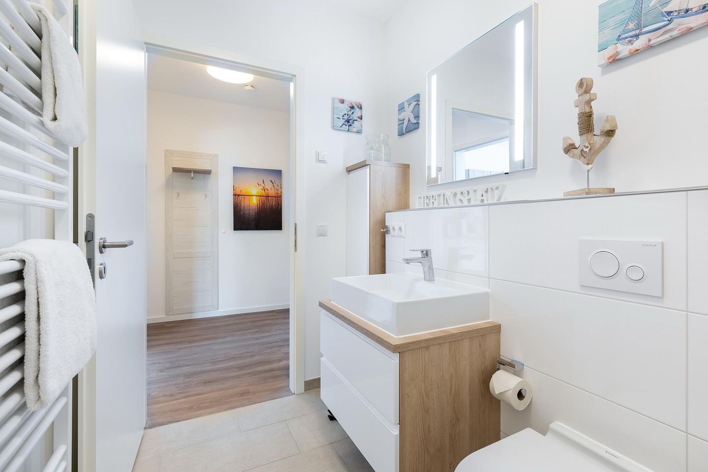 Aparthotel Ostseeallee Aparthotel Ostseeallee 4-38 Boltenhagen - Badezimmer mit Waschtisch und Spiegel