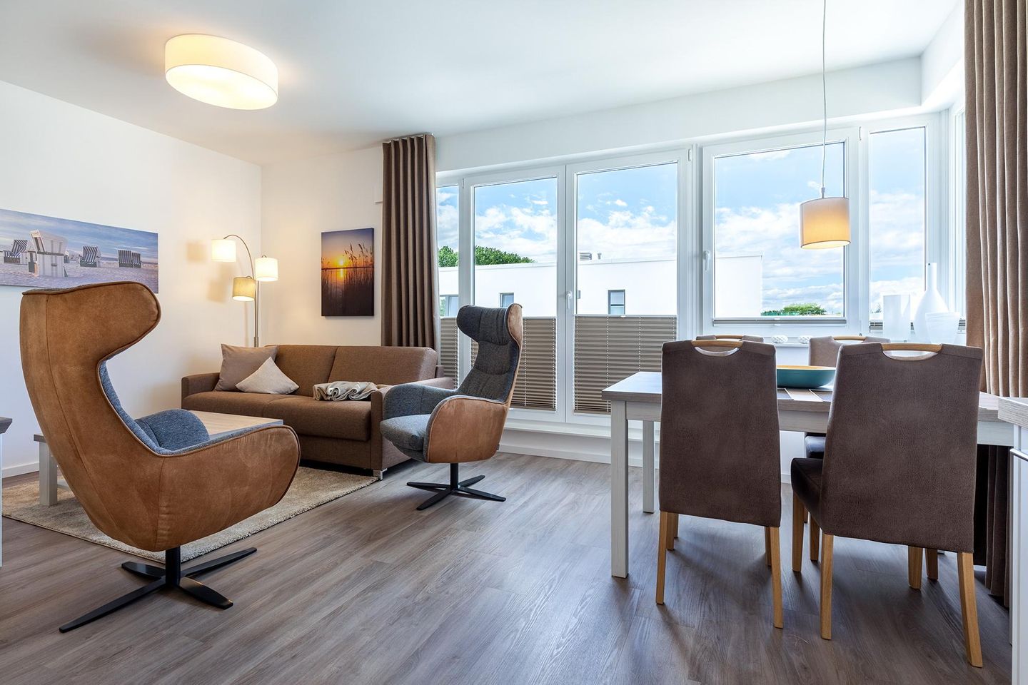 Aparthotel Ostseeallee Aparthotel Ostseeallee 4-39 Boltenhagen - Wohn-/Essbereich mit Doppelschlafcouch, Couchtisch, Esstisch, Sitzgelegenheiten und Zugang zur Dachterrasse