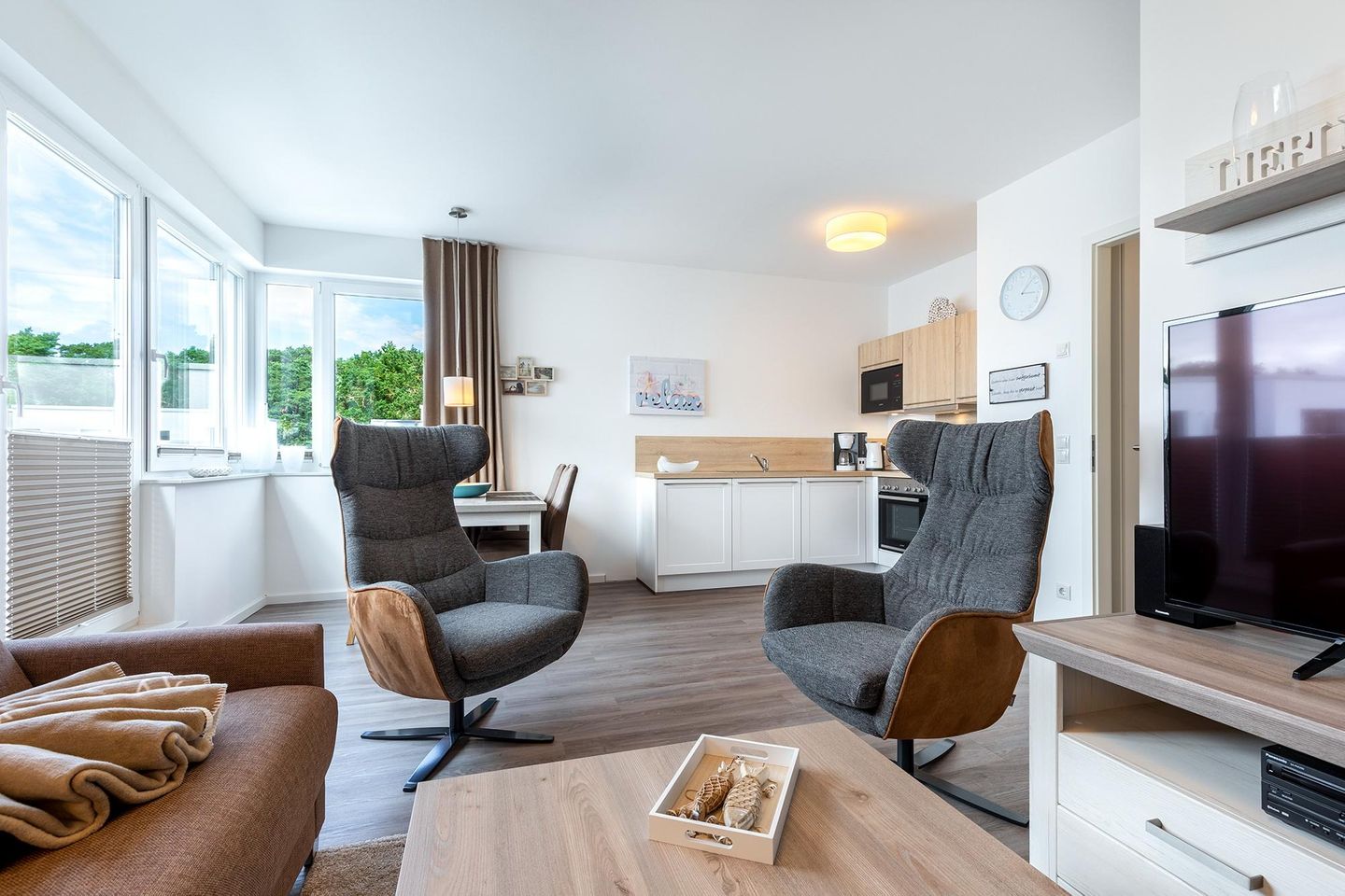 Aparthotel Ostseeallee Aparthotel Ostseeallee 4-39 Boltenhagen - Wohn-/Essbereich mit Couchtisch, Sitzgelegenheiten und Küchenzeile