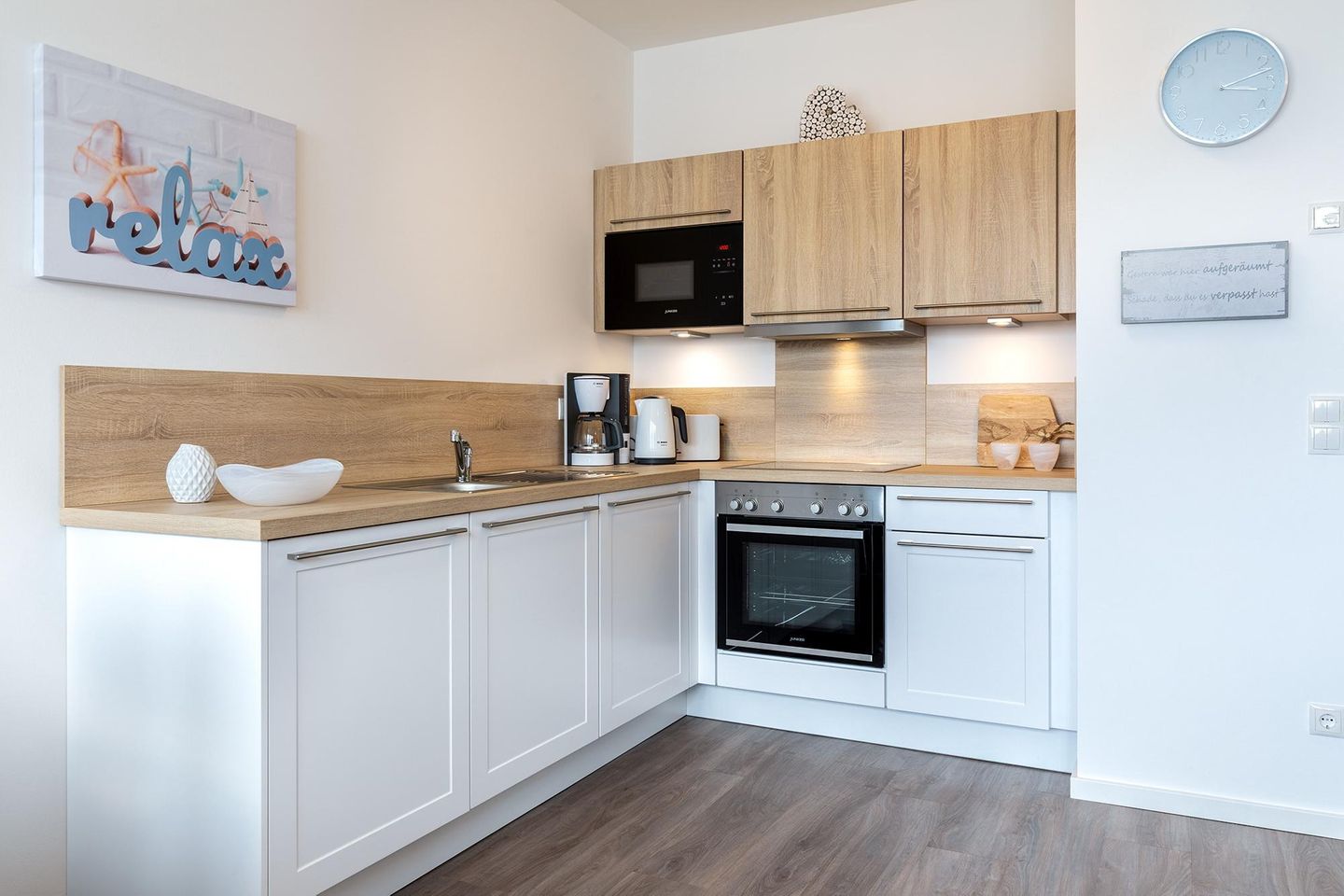 Aparthotel Ostseeallee Aparthotel Ostseeallee 4-39 Boltenhagen - Küchenzeile mit Backofen, Geschirrspüler und Mikrowelle