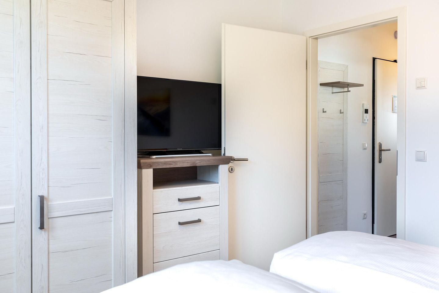 Aparthotel Ostseeallee Aparthotel Ostseeallee 4-39 Boltenhagen - Schlafzimmer mit Kleiderschrank und TV