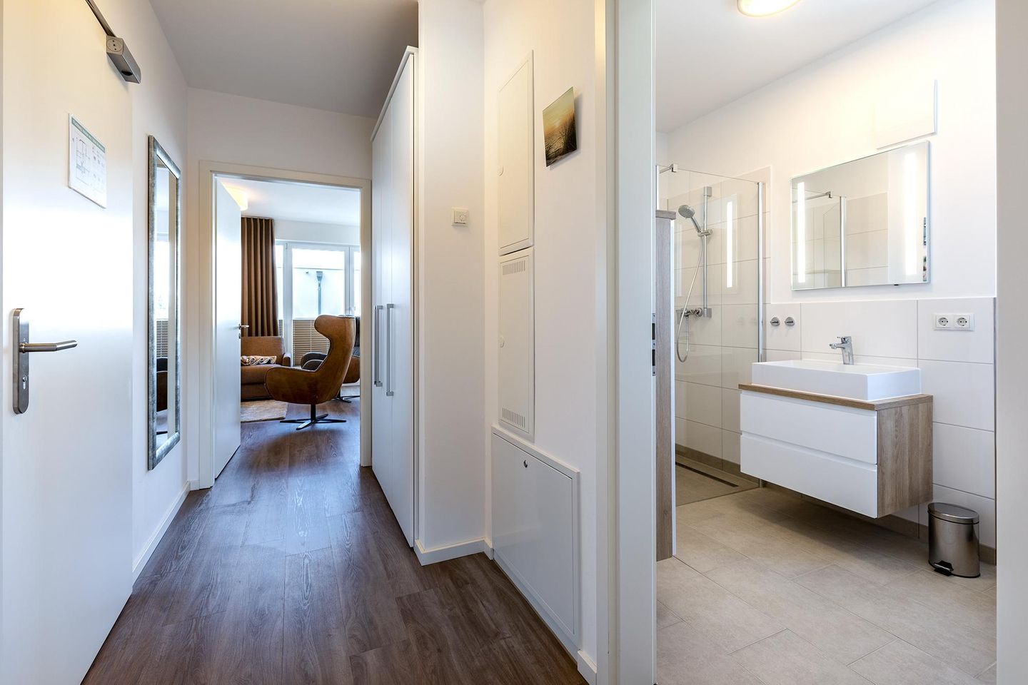 Aparthotel Ostseeallee Aparthotel Ostseeallee 4-39 Boltenhagen - Flur mit Blick auf Badezimmer und Wohn-/Essbereich