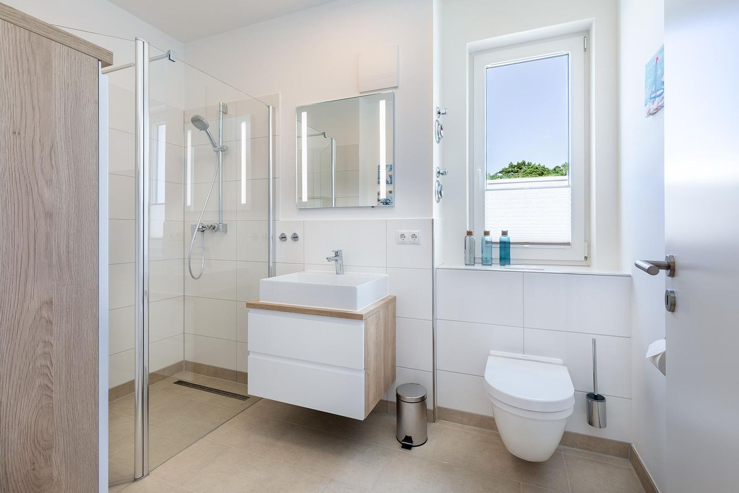 Aparthotel Ostseeallee Aparthotel Ostseeallee 4-39 Boltenhagen - Badezimmer mit Dusche, Waschtisch, Spiegel und WC