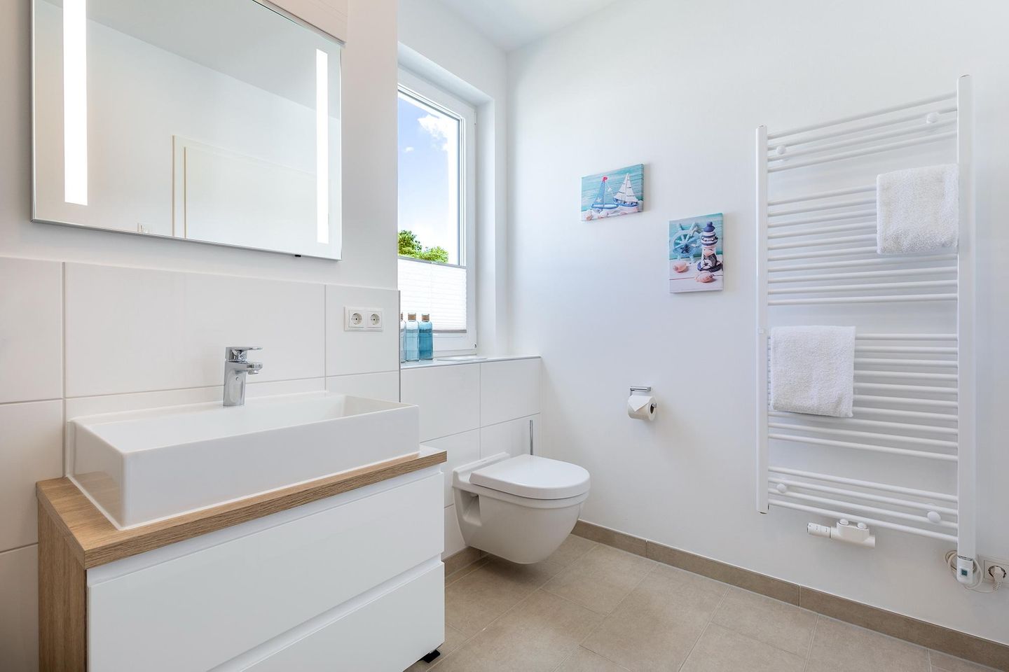 Aparthotel Ostseeallee Aparthotel Ostseeallee 4-39 Boltenhagen - Badezimmer mit Waschtisch, Spiegel und WC