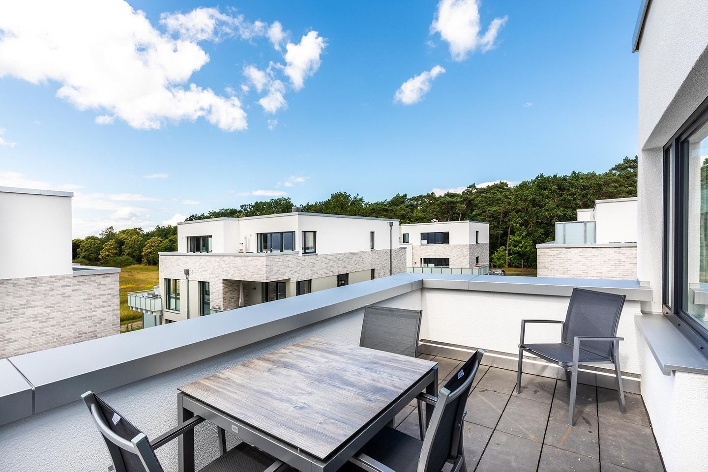 Aparthotel Ostseeallee Aparthotel Ostseeallee 4-39 Boltenhagen - Dachterrasse mit Tisch und Sitzgelegenheiten