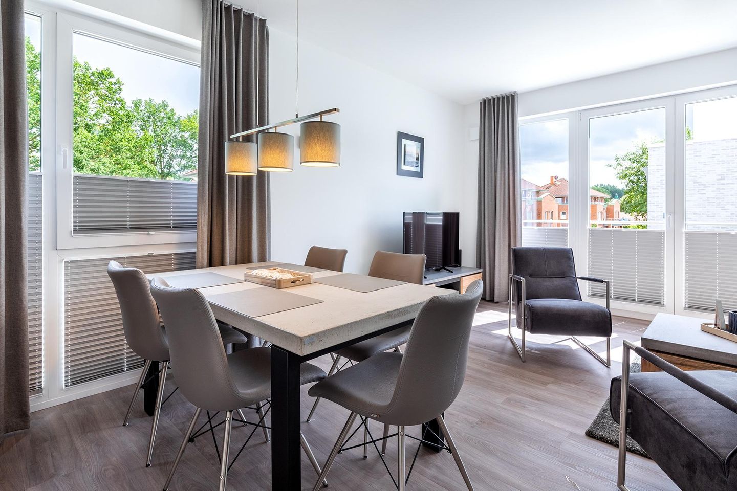 Aparthotel Ostseeallee Aparthotel Ostseeallee 5-43 Boltenhagen - Wohn-/Essbereich mit Esstisch, Sitzgelegenheiten und Zugang zum Balkon