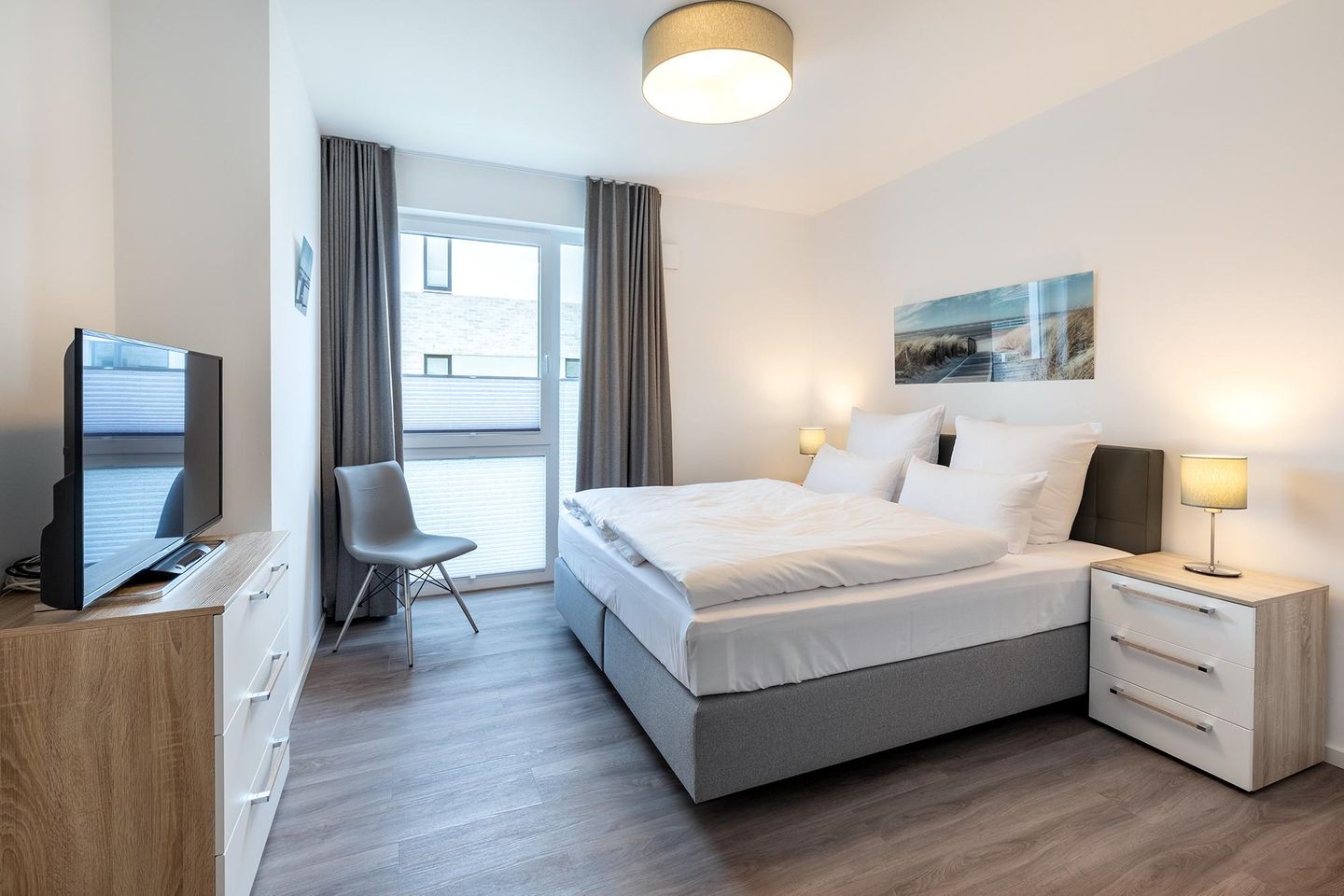 Aparthotel Ostseeallee Aparthotel Ostseeallee 5-43 Boltenhagen - Schlafzimmer "1" mit Boxspringbett (1,80x2,00m) und TV