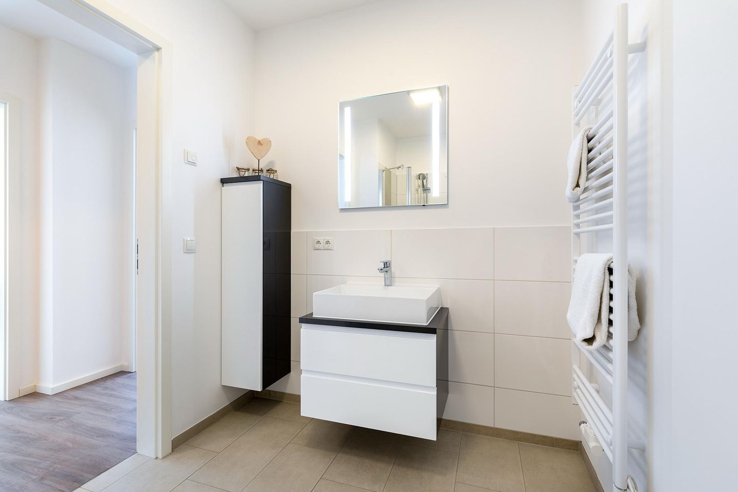 Aparthotel Ostseeallee Aparthotel Ostseeallee 5-43 Boltenhagen - Badezimmer "1" mit Waschtisch und Spiegel