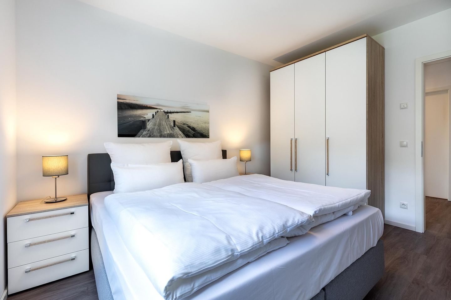 Aparthotel Ostseeallee Aparthotel Ostseeallee 5-43 Boltenhagen - Schlafzimmer "2" mit Boxspringbett (1,80x2,00m) und Kleiderschrank