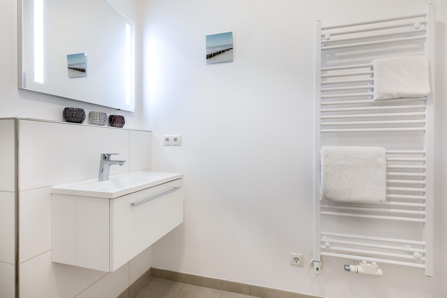 Aparthotel Ostseeallee Aparthotel Ostseeallee 5-43 Boltenhagen - Badezimmer "2" mit Waschtisch und Spiegel