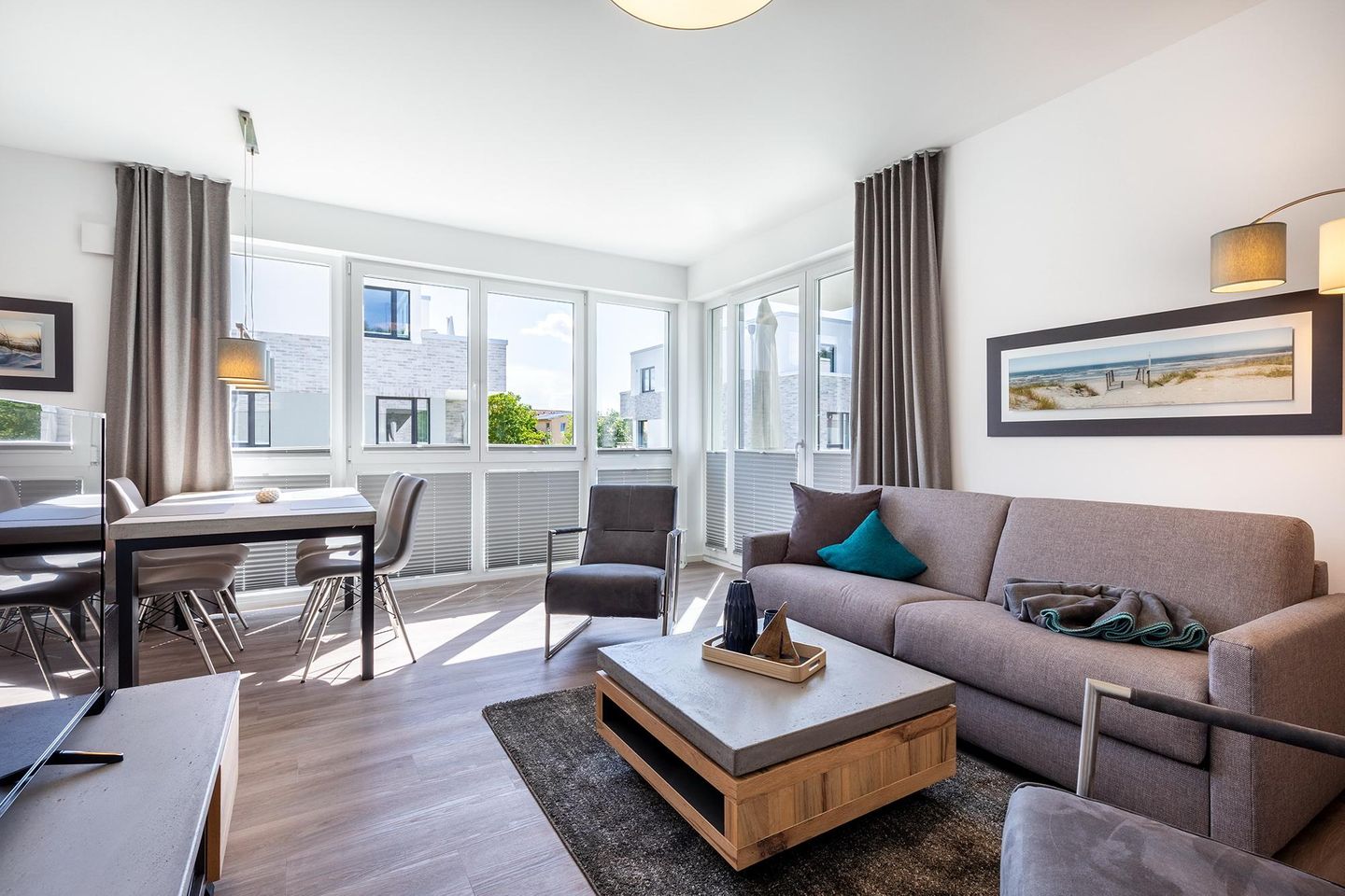 Aparthotel Ostseeallee Aparthotel Ostseeallee 5-44 Boltenhagen - Wohn-/Essbereich mit Doppelschlafcouch,Couchtisch und Zugang zum Balkon