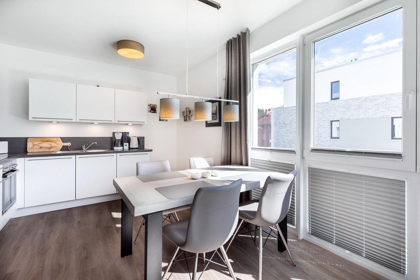 Aparthotel Ostseeallee Aparthotel Ostseeallee 5-44 Boltenhagen - Wohn-/Essbereich mit Esstisch, Sitzgelegenheiten und Küchenzeile