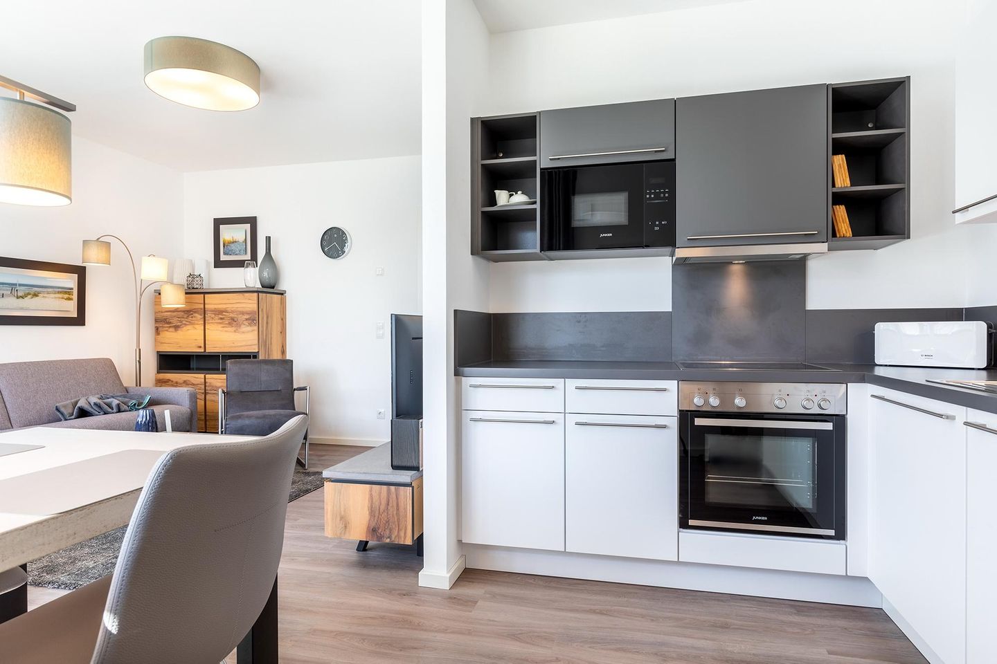 Aparthotel Ostseeallee Aparthotel Ostseeallee 5-44 Boltenhagen - Wohn-/Essbereich mit Küchenzeile