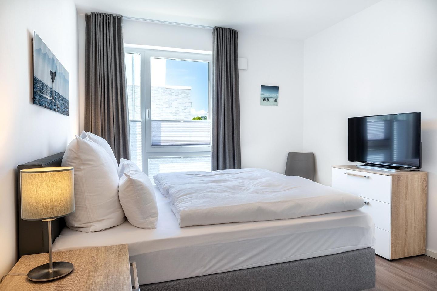 Aparthotel Ostseeallee Aparthotel Ostseeallee 5-44 Boltenhagen - Schlafzimmer "1"  mit Boxspringbett (1,80 x 2,00 m) und TV