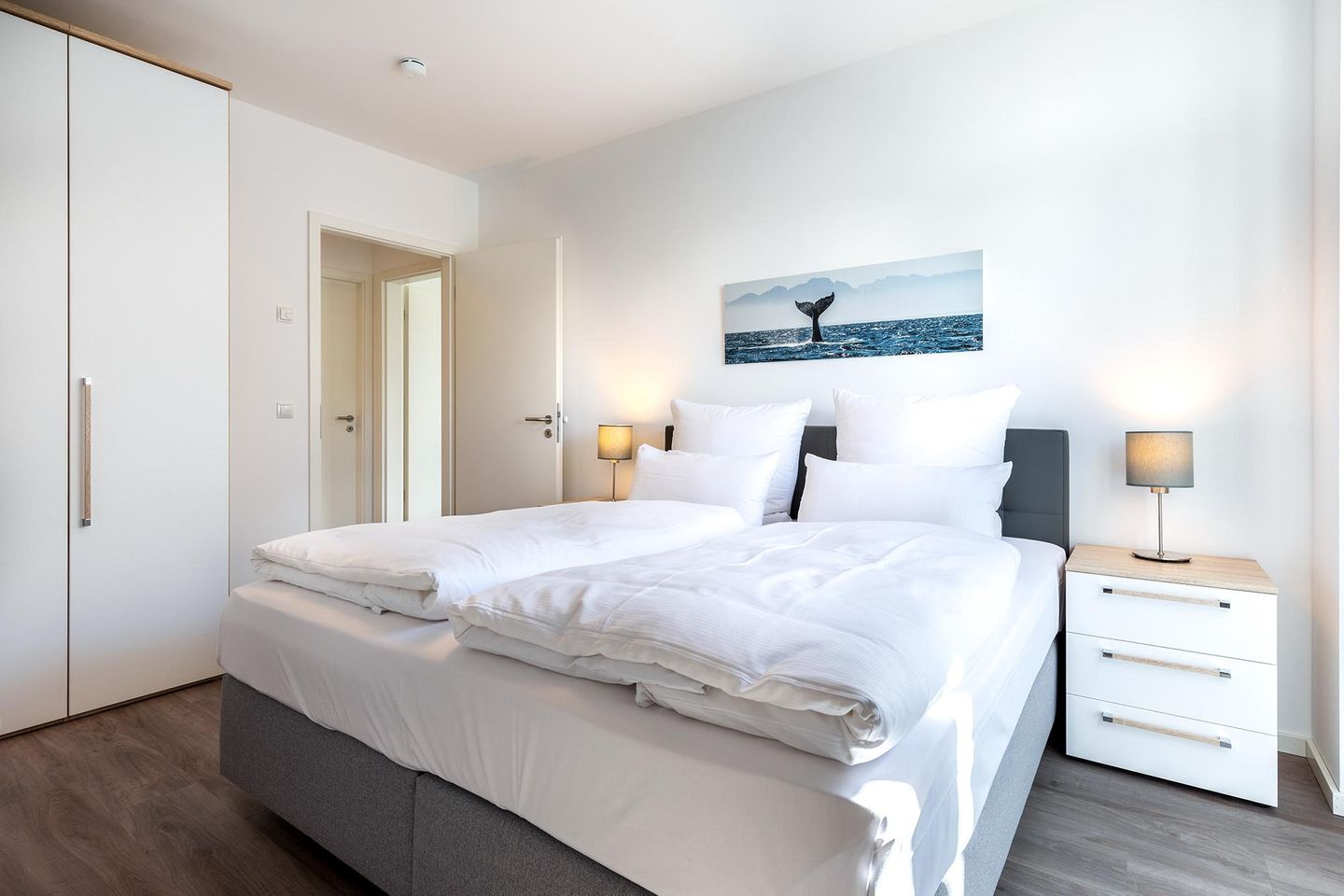 Aparthotel Ostseeallee Aparthotel Ostseeallee 5-44 Boltenhagen - Schlafzimmer "1"mit Boxspringbett, Kleiderschrank und Blick zum Flur