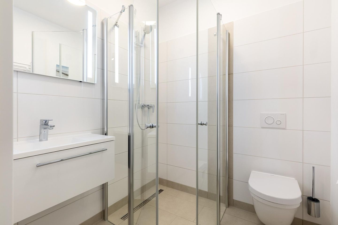 Aparthotel Ostseeallee Aparthotel Ostseeallee 5-44 Boltenhagen - Badezimmer "1" mit Dusche, Waschtisch, Spiegel und WC