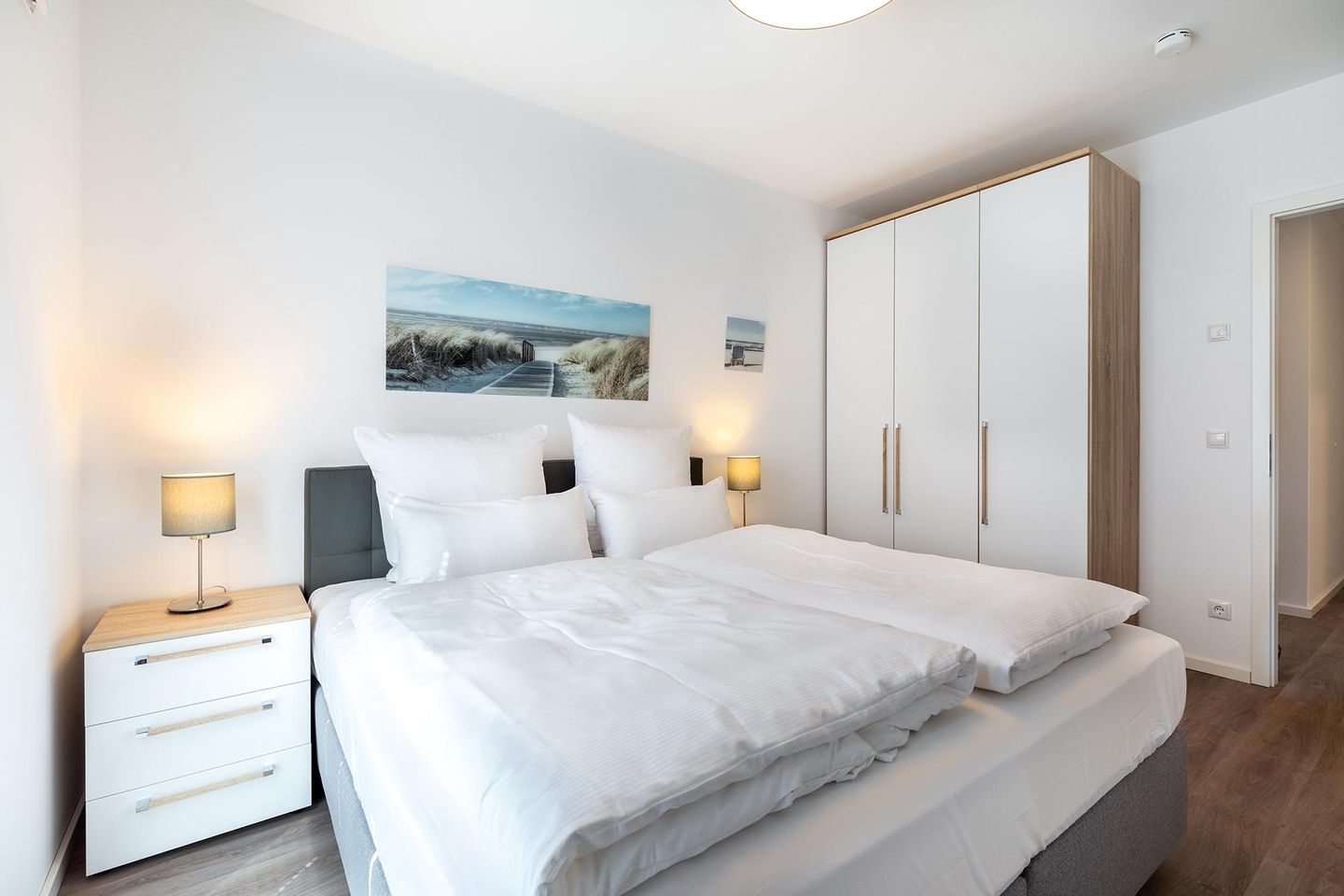 Aparthotel Ostseeallee Aparthotel Ostseeallee 5-44 Boltenhagen - Schlafzimmer "2" mit Boxspringbett und Kleiderschrank