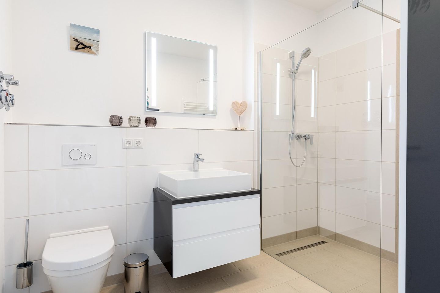 Aparthotel Ostseeallee Aparthotel Ostseeallee 5-44 Boltenhagen - Badezimmer "2" mit Dusche, Waschtisch, Spiegel und WC