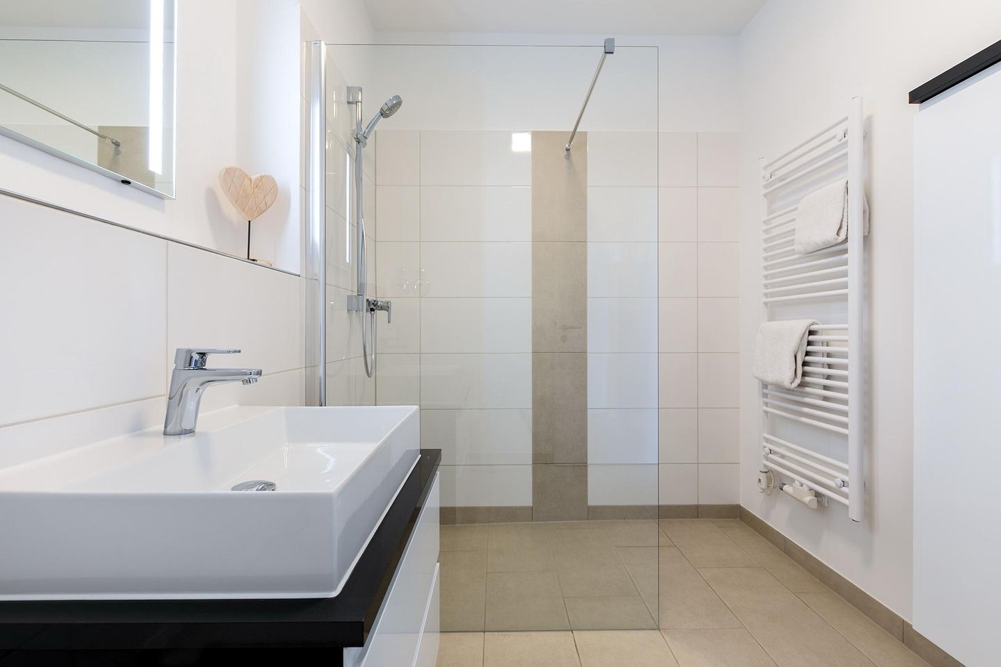 Aparthotel Ostseeallee Aparthotel Ostseeallee 5-44 Boltenhagen - Badezimmer "2" mit Dusche und Waschtisch