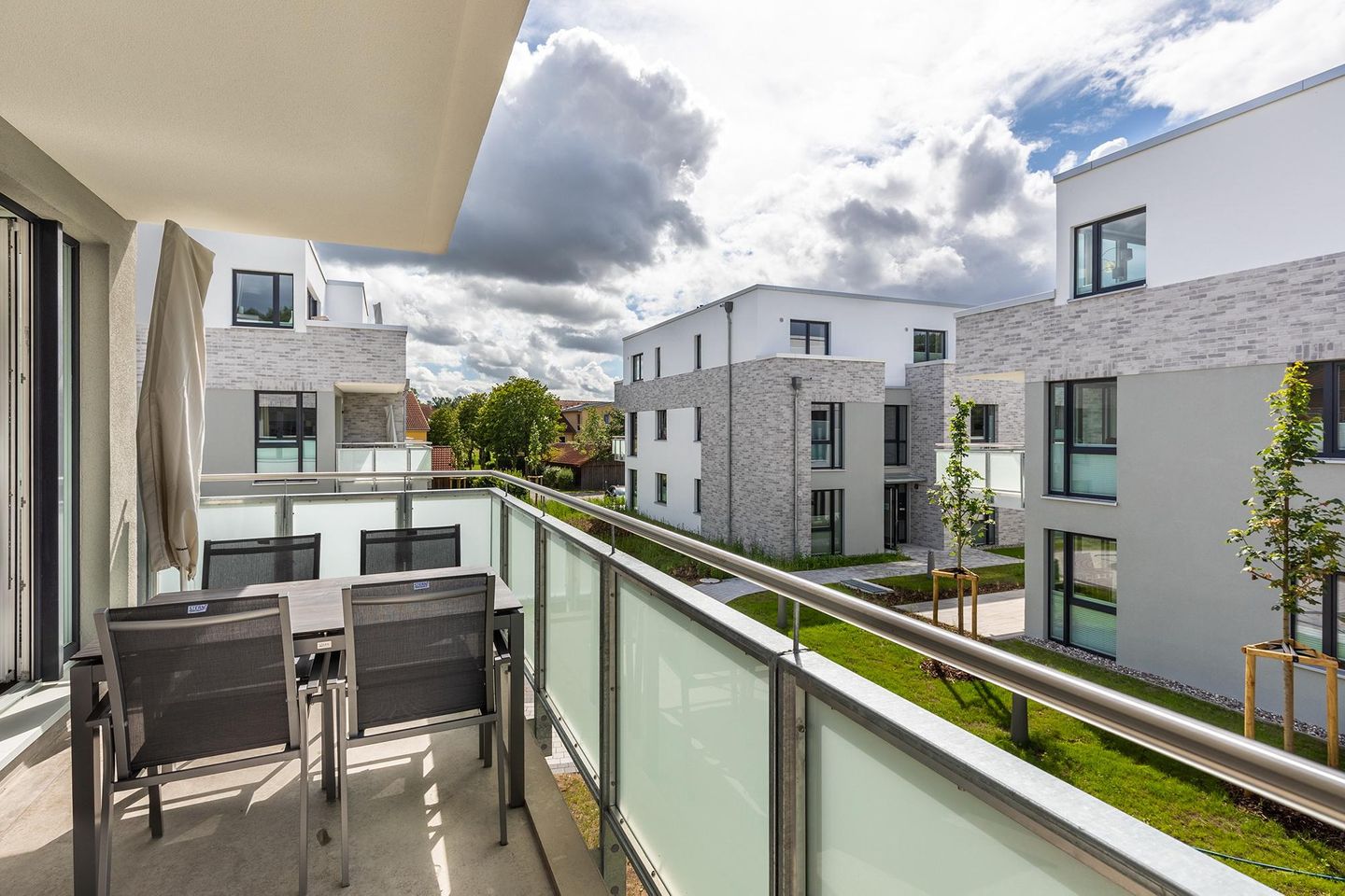 Aparthotel Ostseeallee Aparthotel Ostseeallee 5-44 Boltenhagen - Balkon mit Tisch und Stühle