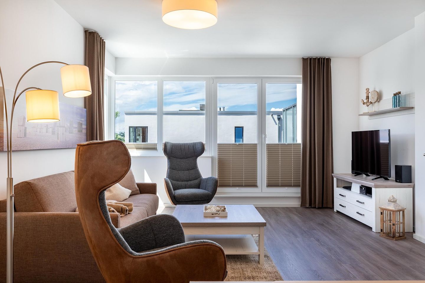 Aparthotel Ostseeallee Aparthotel Ostseeallee 5-46 Boltenhagen - Wohn-/Essbereich mit Doppelschlafcouch, Couchtisch, TV und Zugang zur Dachterrasse