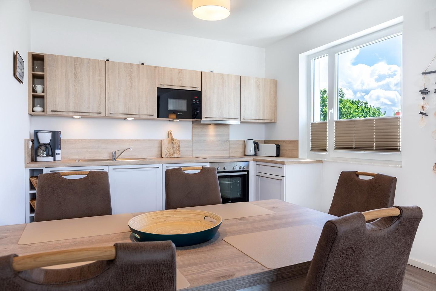 Aparthotel Ostseeallee Aparthotel Ostseeallee 5-46 Boltenhagen - Wohn-/Essbereich mit Esstisch, Sitzgelegenheiten und Küchenzeile