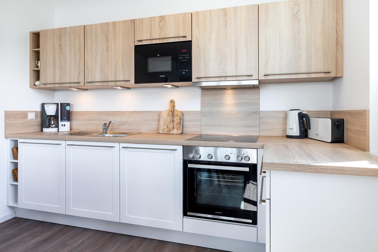 Aparthotel Ostseeallee Aparthotel Ostseeallee 5-46 Boltenhagen - Offene Küche mit Backofen, Geschirrspüler und Mikrowelle