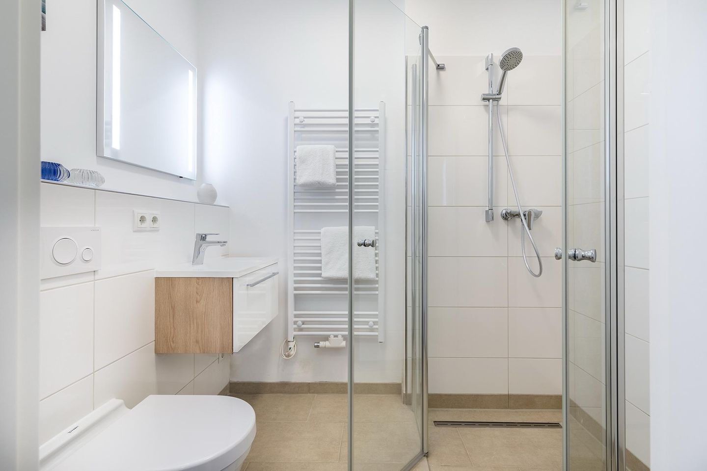 Aparthotel Ostseeallee Aparthotel Ostseeallee 5-46 Boltenhagen - Badezimmer "2" mit Dusche, Waschtisch, Spiegel und WC