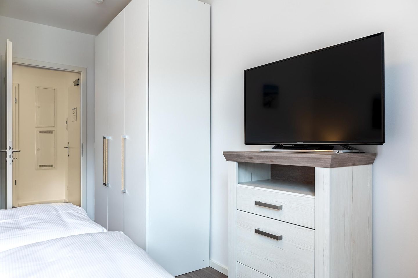 Aparthotel Ostseeallee Aparthotel Ostseeallee 5-46 Boltenhagen - Schlafzimmer "2" mit Boxspringbett und TV