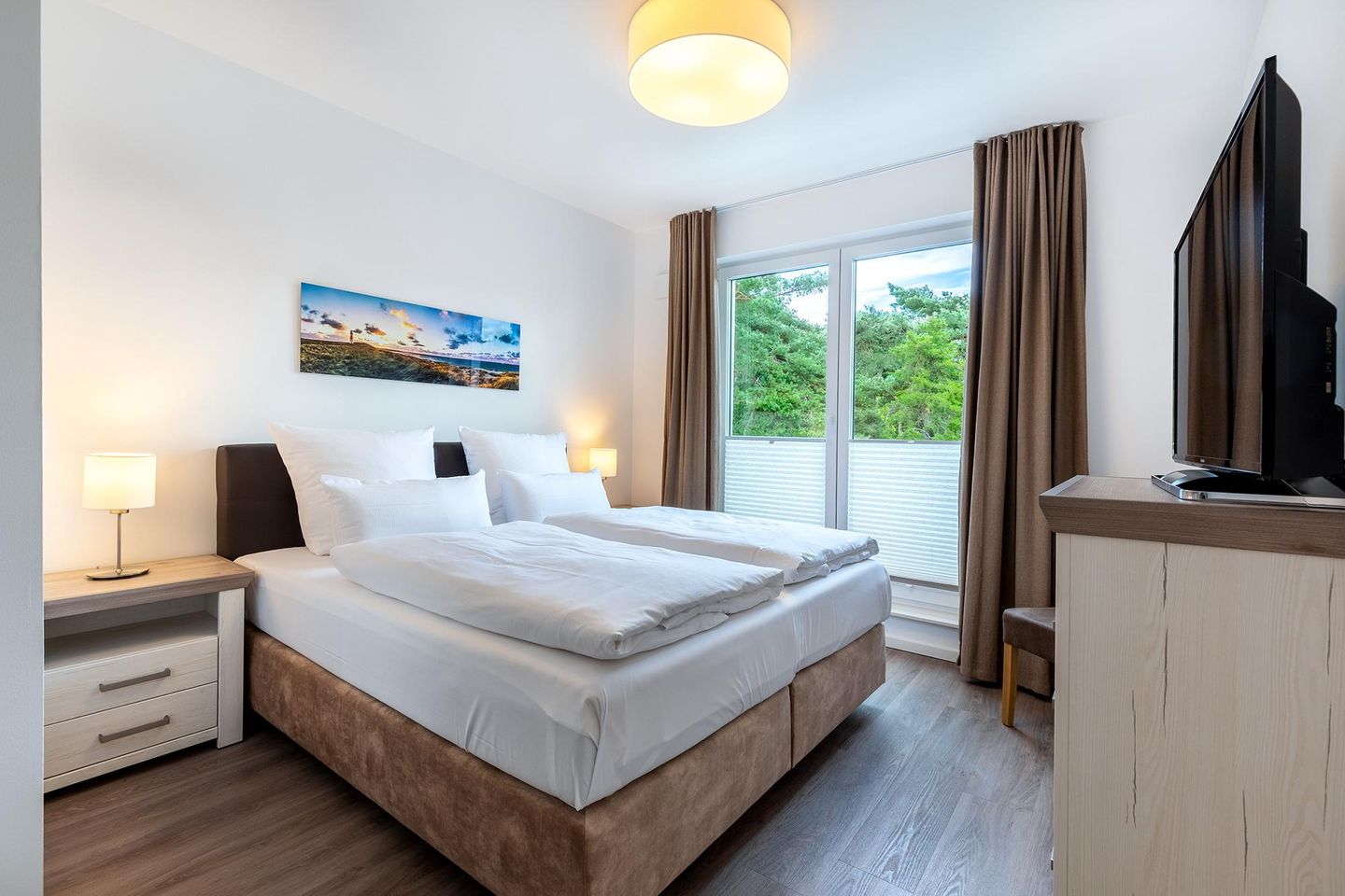 Aparthotel Ostseeallee Aparthotel Ostseeallee 5-46 Boltenhagen - Schlafzimmer "1" mit Boxspringbett (1,80 x 2,00 m) und TV