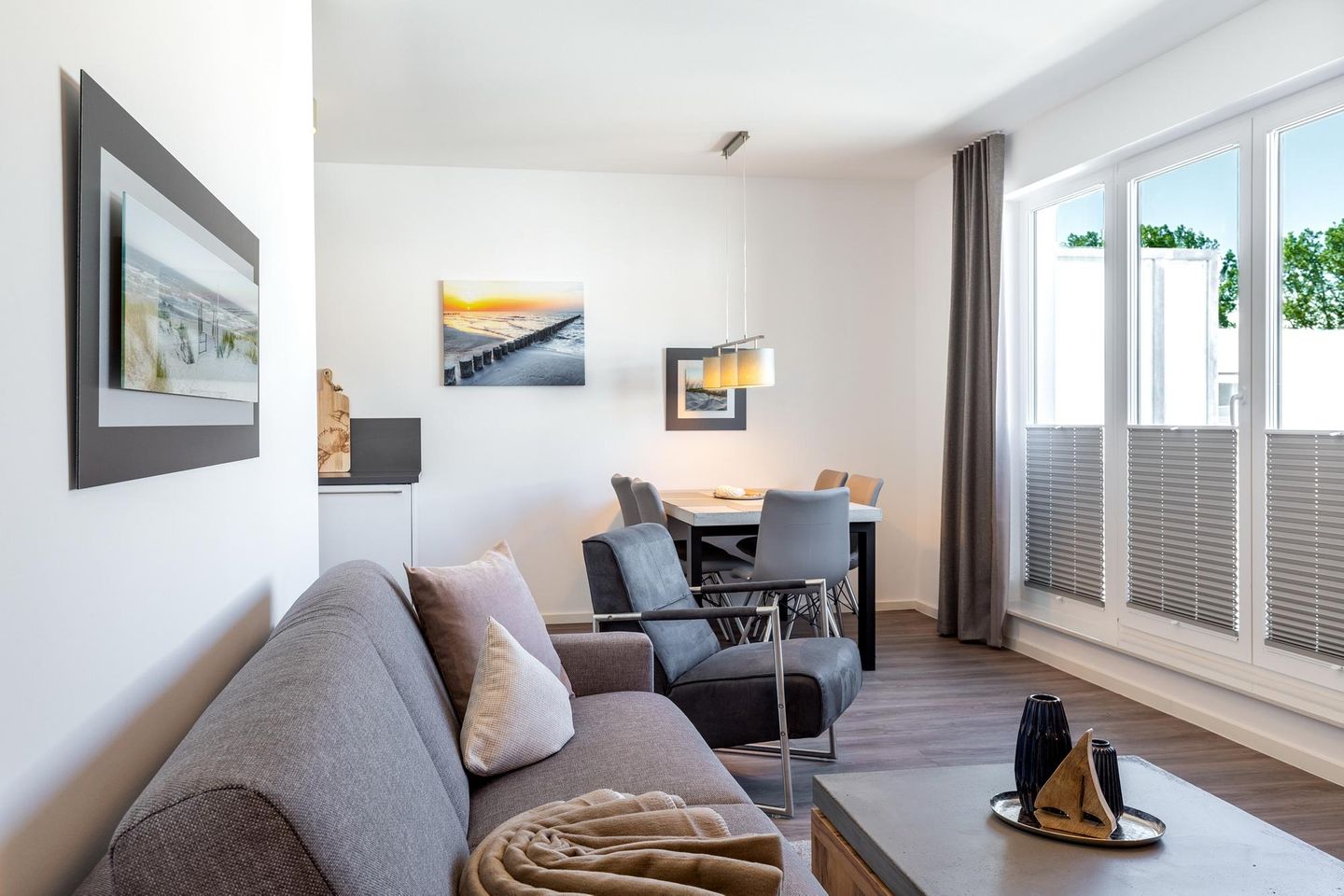 Aparthotel Ostseeallee Aparthotel Ostseeallee 5-47 Boltenhagen - Wohn-/Essbereich mit Doppelschlafcouch und Zugang zur Dachterrasse