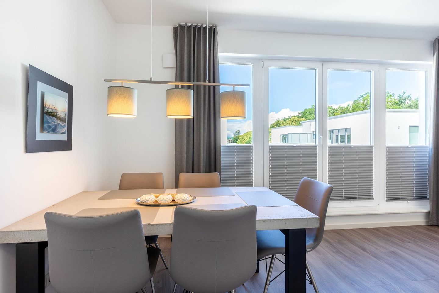 Aparthotel Ostseeallee Aparthotel Ostseeallee 5-47 Boltenhagen - Wohn-/Essbereich mit Esstisch, Sitzgelegenheiten und Zugang zur Dachterrasse