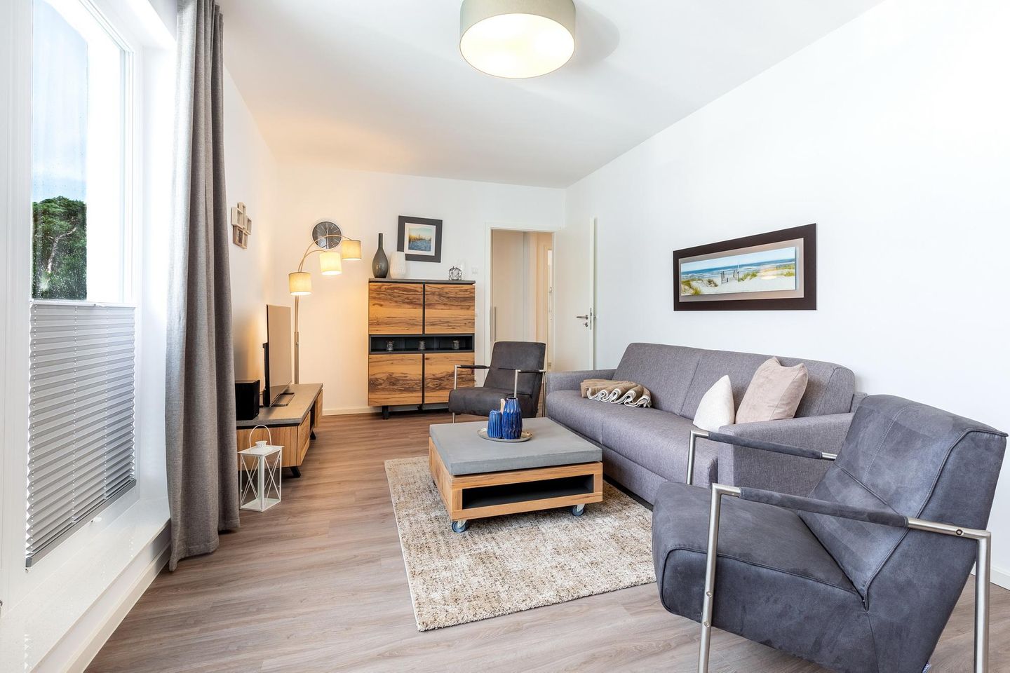 Aparthotel Ostseeallee Aparthotel Ostseeallee 5-47 Boltenhagen - Wohn-/Essbereich mit Doppelschlafcouch, Couchtisch und Sessel