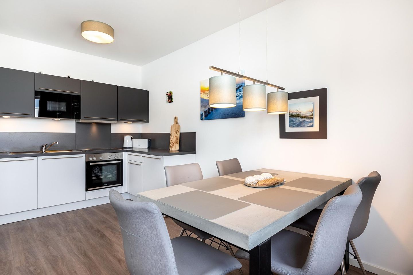 Aparthotel Ostseeallee Aparthotel Ostseeallee 5-47 Boltenhagen - Wohn-/Essbereich mit Esstisch, Sitzgelegenheiten und Küchenzeile