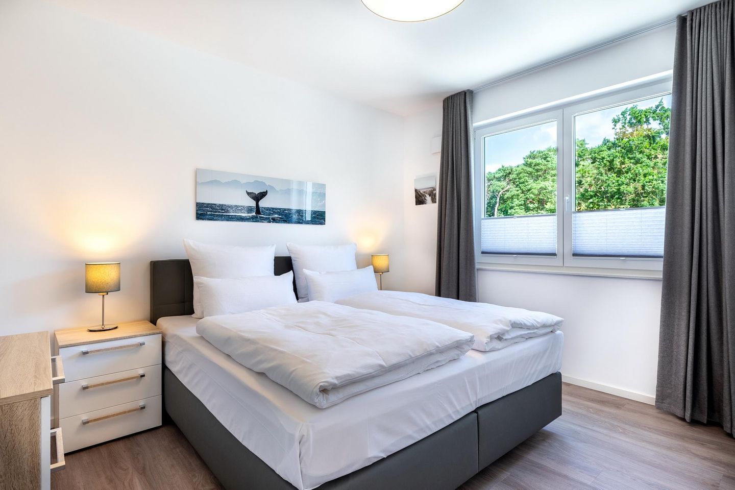 Aparthotel Ostseeallee Aparthotel Ostseeallee 5-47 Boltenhagen - Schlafzimmer "1" mit Boxspringbett (1,80x2,00m) und Kommode