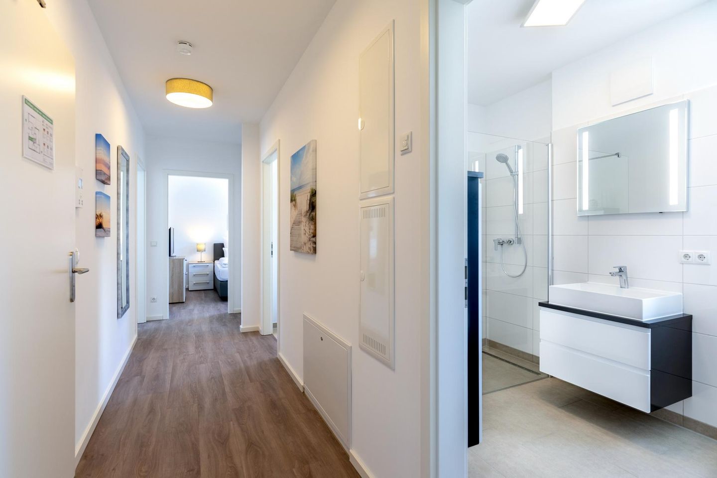 Aparthotel Ostseeallee Aparthotel Ostseeallee 5-47 Boltenhagen - Flur mit Blick zum Bade-/und Schlafzimmer "1"