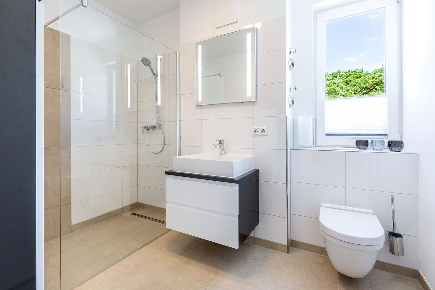 Aparthotel Ostseeallee Aparthotel Ostseeallee 5-47 Boltenhagen - Badezimmer "1" mit Dusche, Waschtisch, Spiegel, WC und Fenster