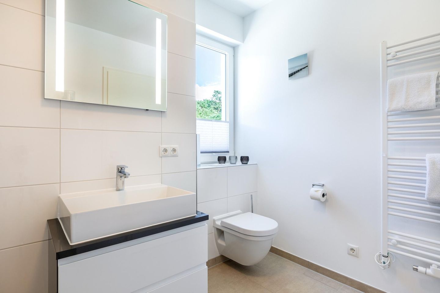 Aparthotel Ostseeallee Aparthotel Ostseeallee 5-47 Boltenhagen - Badezimmer "1" mit Waschtisch, Spiegel und WC