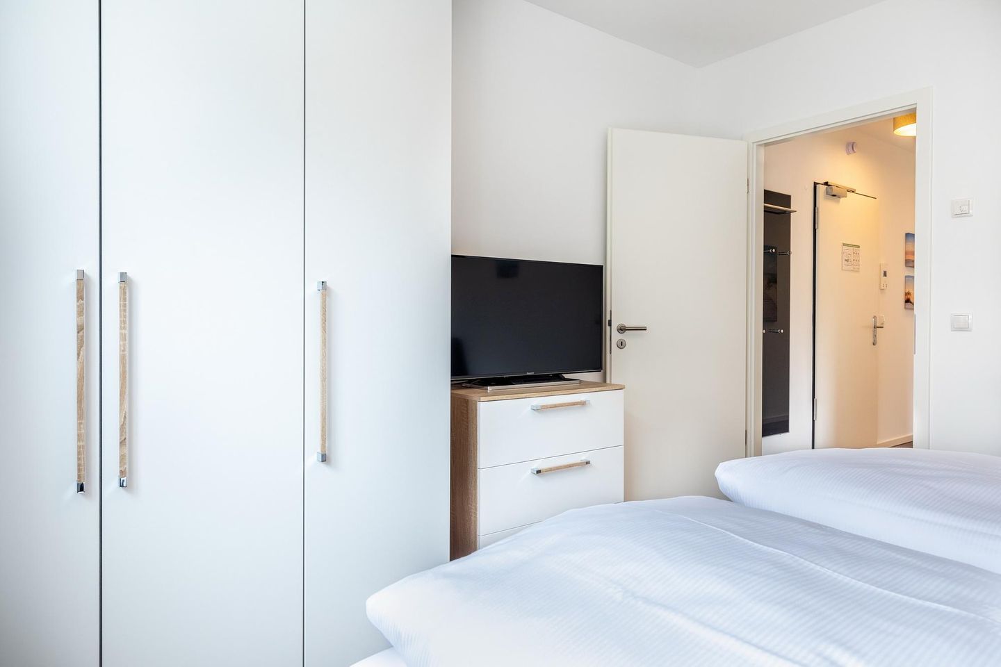 Aparthotel Ostseeallee Aparthotel Ostseeallee 5-47 Boltenhagen - Schlafzimmer "2" mit Blick zur Eingangstür