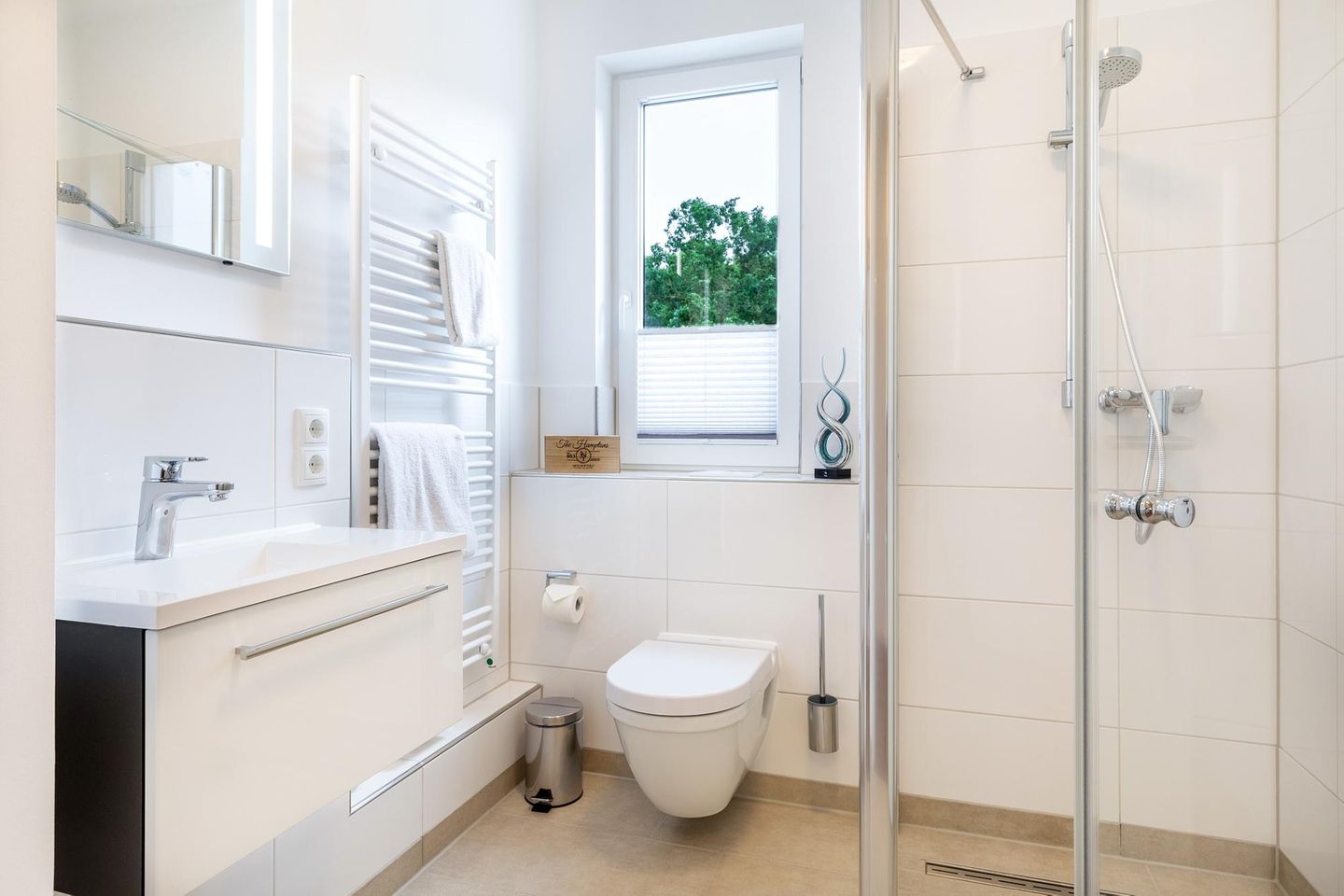 Aparthotel Ostseeallee Aparthotel Ostseeallee 5-47 Boltenhagen - Badezimmer "2" mit Dusche, Waschtisch, Spiegel und WC